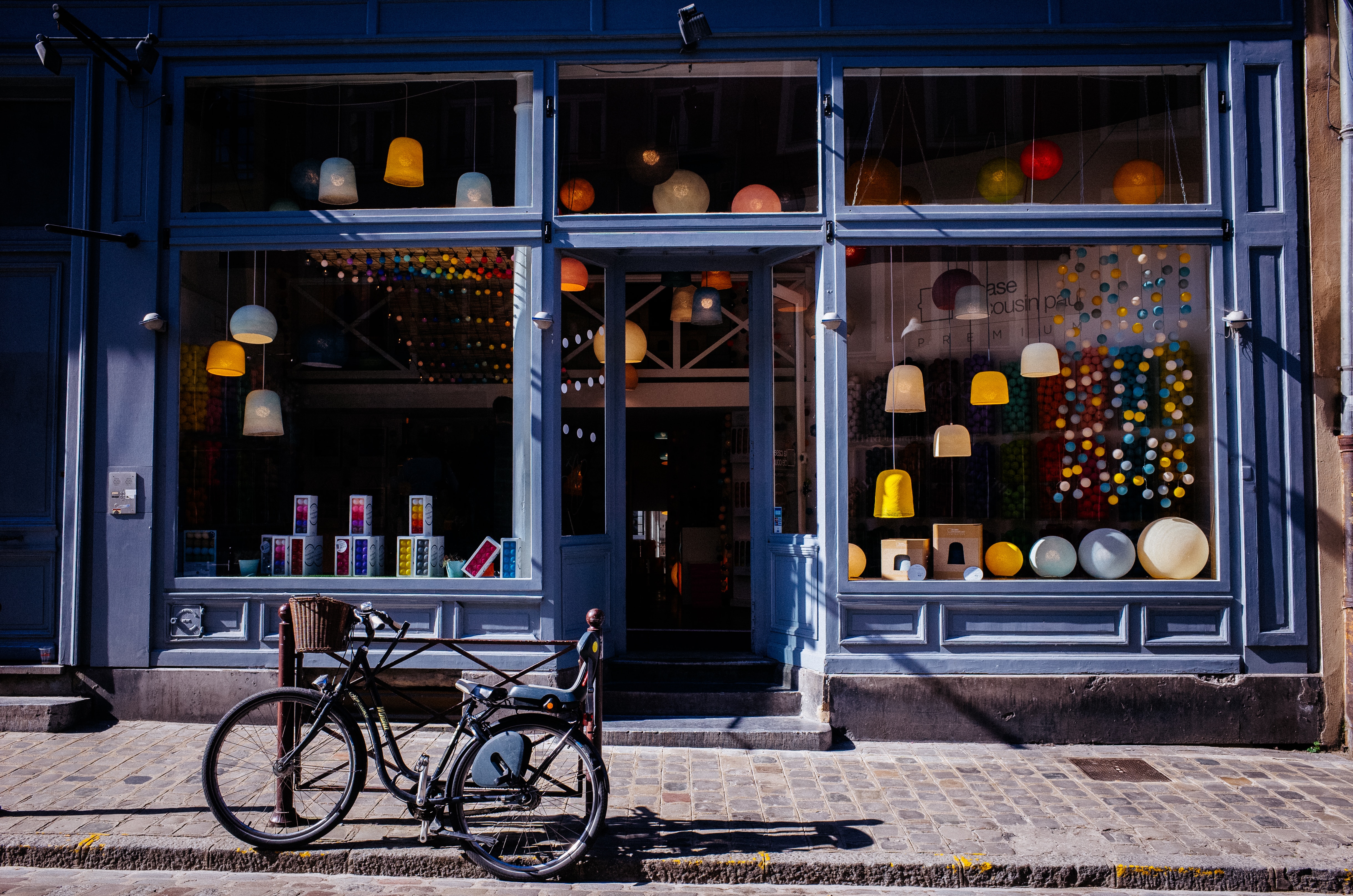 The delicate art of creating a brilliant Christmas window display - Fora
